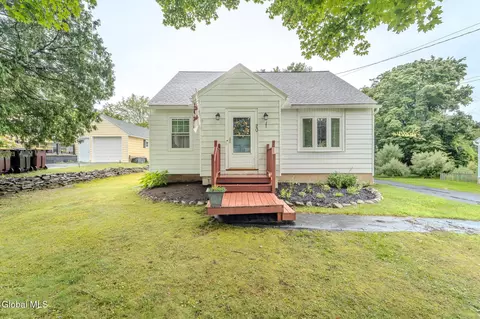 20 Englehart Dr, Glenville, NY 12302
