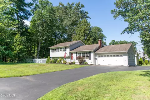 28 Sandalwood Ln, Glenville, NY 12302