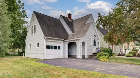 621 Charles St, Glenville, NY 12302