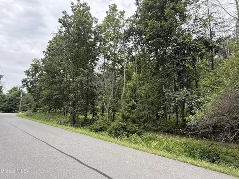 19 Miller Ln, Troy, NY 12180