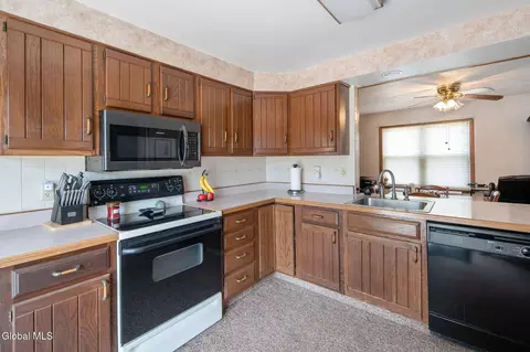Kitchen - 1755 Devendorf Rd, Schenectady, NY 12303 photo 2 of 4