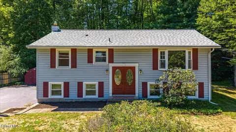 12 New Castle Rd, Halfmoon, NY 12065