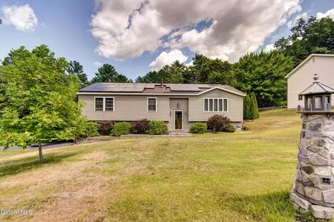 13 Bluebird Ln, Gloversville, NY 12078