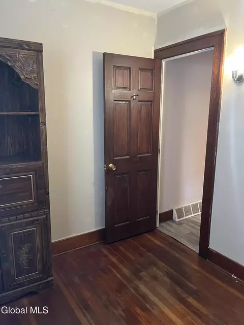 Bedroom - 237 Hetcheltown Rd, Glenville, NY 12302 photo 6 of 7