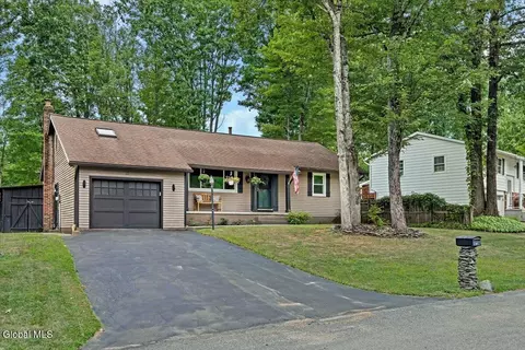 13 Deerleap Pl, Saratoga Springs, NY 12866