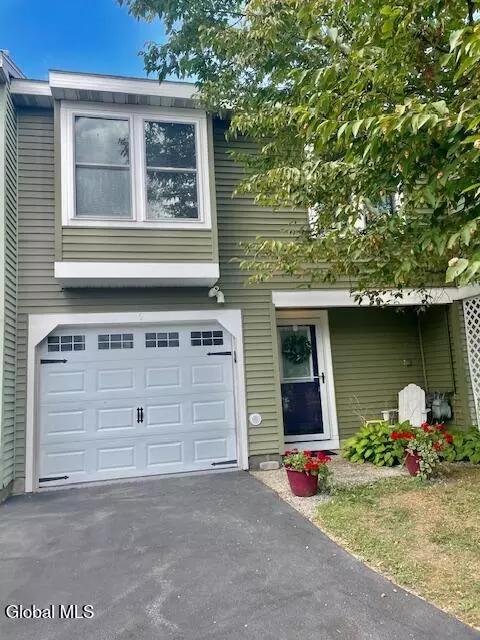 9 Stonehenge Sq, Cohoes, NY 12047