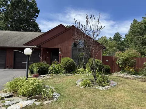 2 Margaret Dr, Queensbury, NY 12804