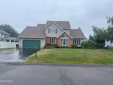 23 Woodridge Dr, Loudonville, NY 12211