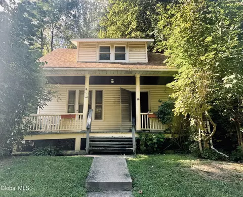28 Northampton Rd, Amsterdam, NY 12010