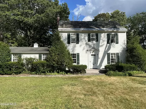 1556 Dean St, Niskayuna, NY 12309