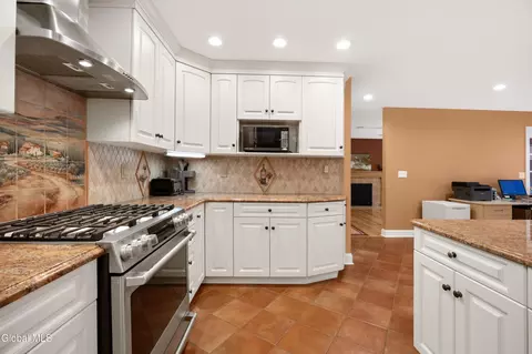 Kitchen - 4 Nicklaus Dr, Gansevoort, NY 12831 photo 3 of 5
