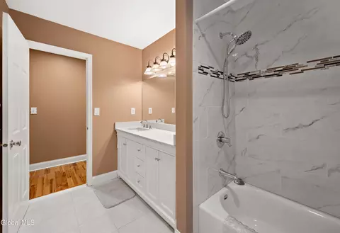 Bath - 4 Nicklaus Dr, Gansevoort, NY 12831 photo 4 of 5