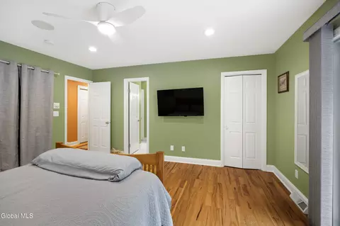 Bedroom - 4 Nicklaus Dr, Gansevoort, NY 12831 photo 4 of 7