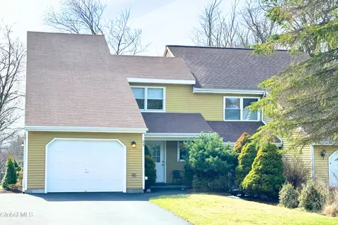 23 Mohawk Trl, Clifton Park, NY 12065