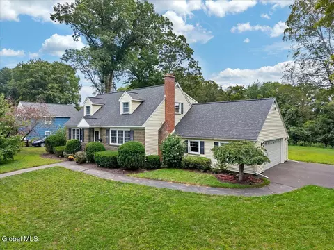 8 Cedar Ln, Schenectady, NY 12302