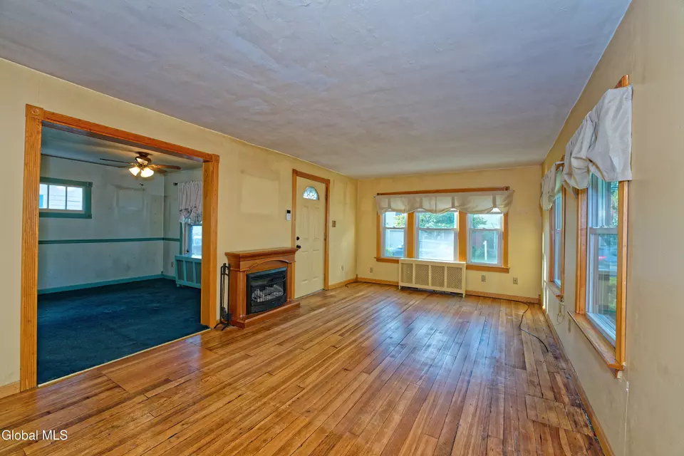 Living - 5 Tulip St, Rotterdam, NY 12306 photo 4 of 4