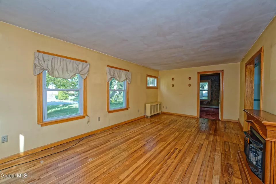 Living - 5 Tulip St, Rotterdam, NY 12306 photo 2 of 4