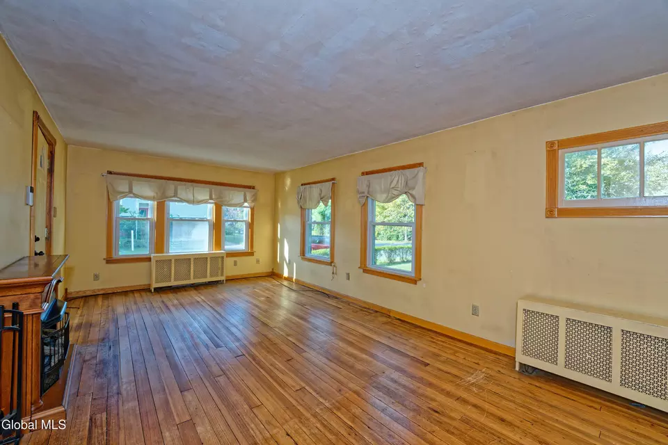 Living - 5 Tulip St, Rotterdam, NY 12306 photo 1 of 4