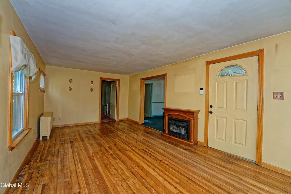 Living - 5 Tulip St, Rotterdam, NY 12306 photo 3 of 4