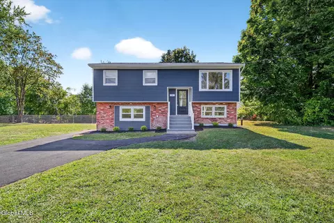 10 Harris Rd, Waterford, NY 12188