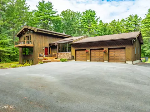 3 Sweenor Ln, Gansevoort, NY 12831
