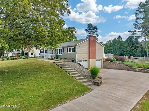 9 Belmonte Ln, Clifton Park, NY 12065