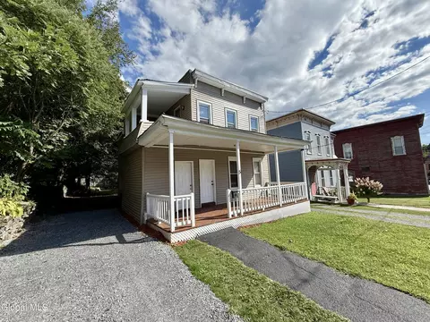 5 Hewitt St, Amsterdam, NY 12010