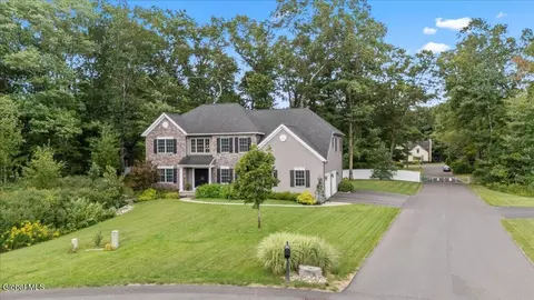 76 Tamarack Ln, Niskayuna, NY 12309