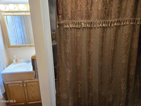 Bath - 2137 Van Wormer Rd, Schenectady, NY 12303 photo 4 of 6