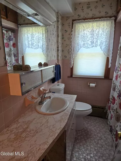 Bath - 2137 Van Wormer Rd, Schenectady, NY 12303 photo 2 of 6
