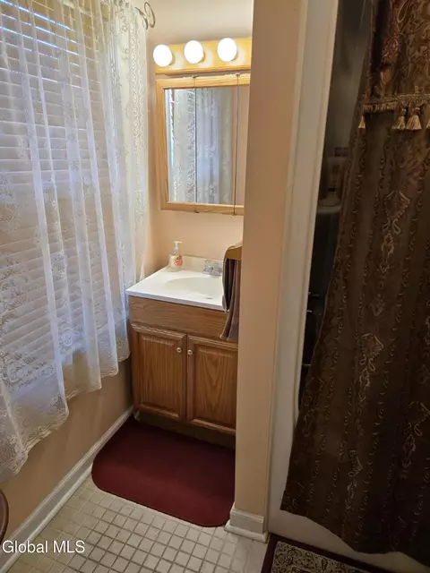 Bath - 2137 Van Wormer Rd, Schenectady, NY 12303 photo 5 of 6