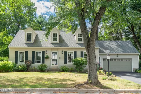 11 Wedgewood Dr, Saratoga Springs, NY 12866