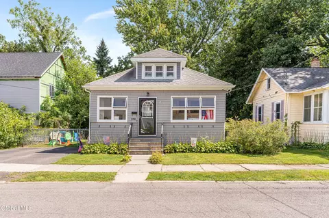 1996 10th St, Rensselaer, NY 12144