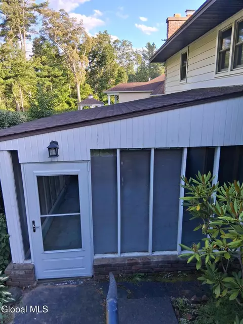 341 W Highland Dr, Schenectady, NY 12303