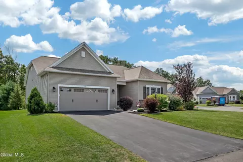 67 Somerset Dr, Mechanicville, NY 12118