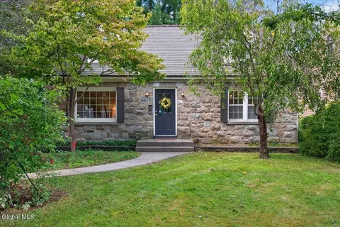 2209 Niskayuna Dr, Niskayuna, NY 12309