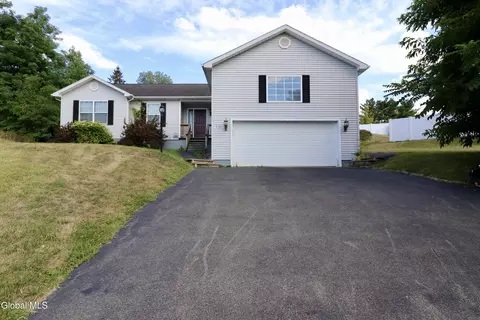 10 Clearview Dr, Troy, NY 12180