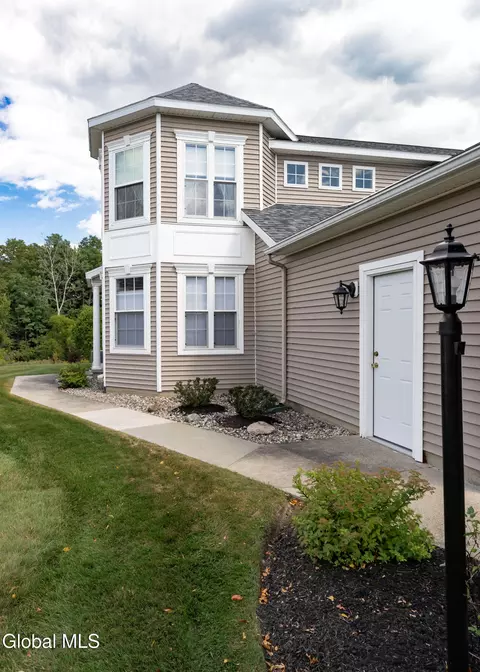 40 Patroon Pointe Dr, Rensselaer, NY 12144