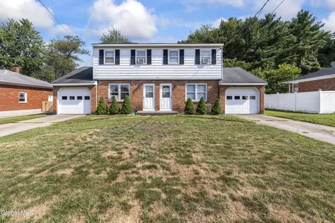 9 Campagna Dr, Albany, NY 12205