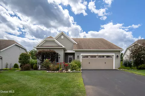 41 Somerset Dr, Mechanicville, NY 12118