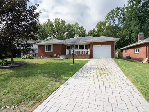 38 Farley Dr, Rensselaer, NY 12144