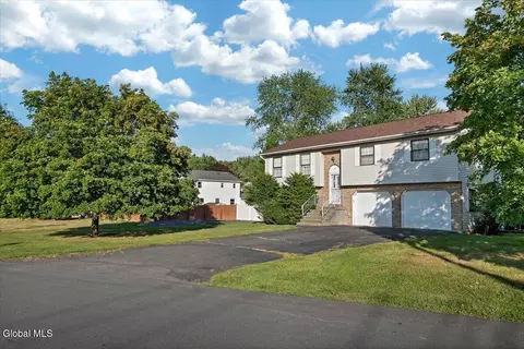 64 Robin Ln, Rensselaer, NY 12144