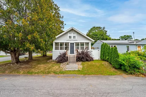 7 Oakland St, Latham, NY 12110