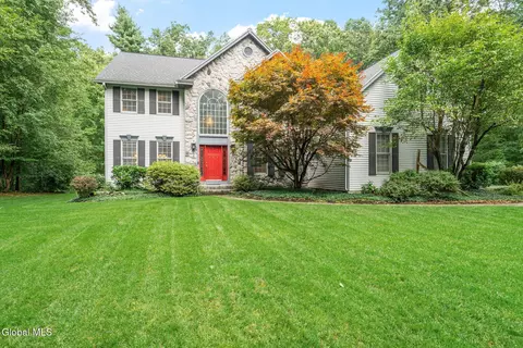 5 Saddle Brook Dr, Saratoga Springs, NY 12866