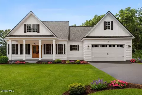 3 Lookout Cir, Gansevoort, NY 12831