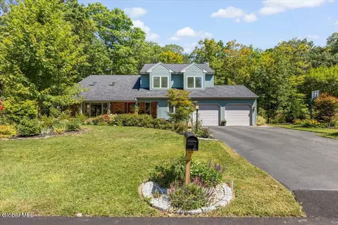 33 Middlesex Dr, Slingerlands, NY 12159