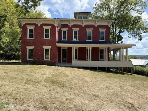 8 Mountain St, Whitehall, NY 12887