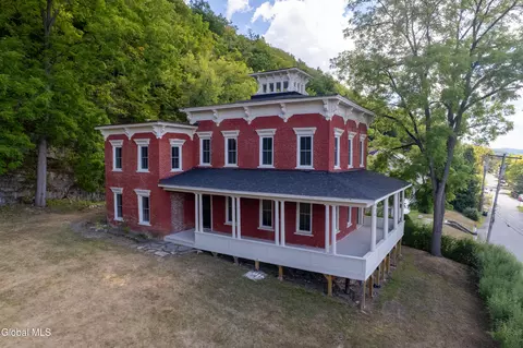 8 Mountain St, Whitehall, NY 12887