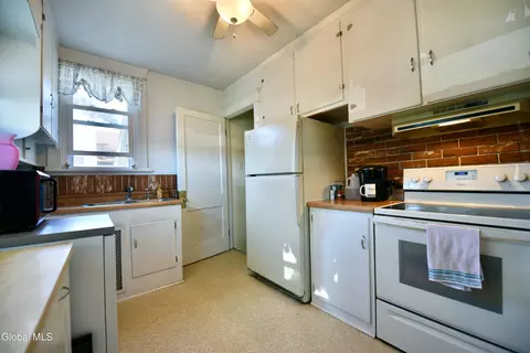 Kitchen - 381 Vley Rd, Glenville, NY 12302 photo 2 of 3