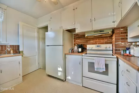 Kitchen - 381 Vley Rd, Glenville, NY 12302 photo 1 of 3